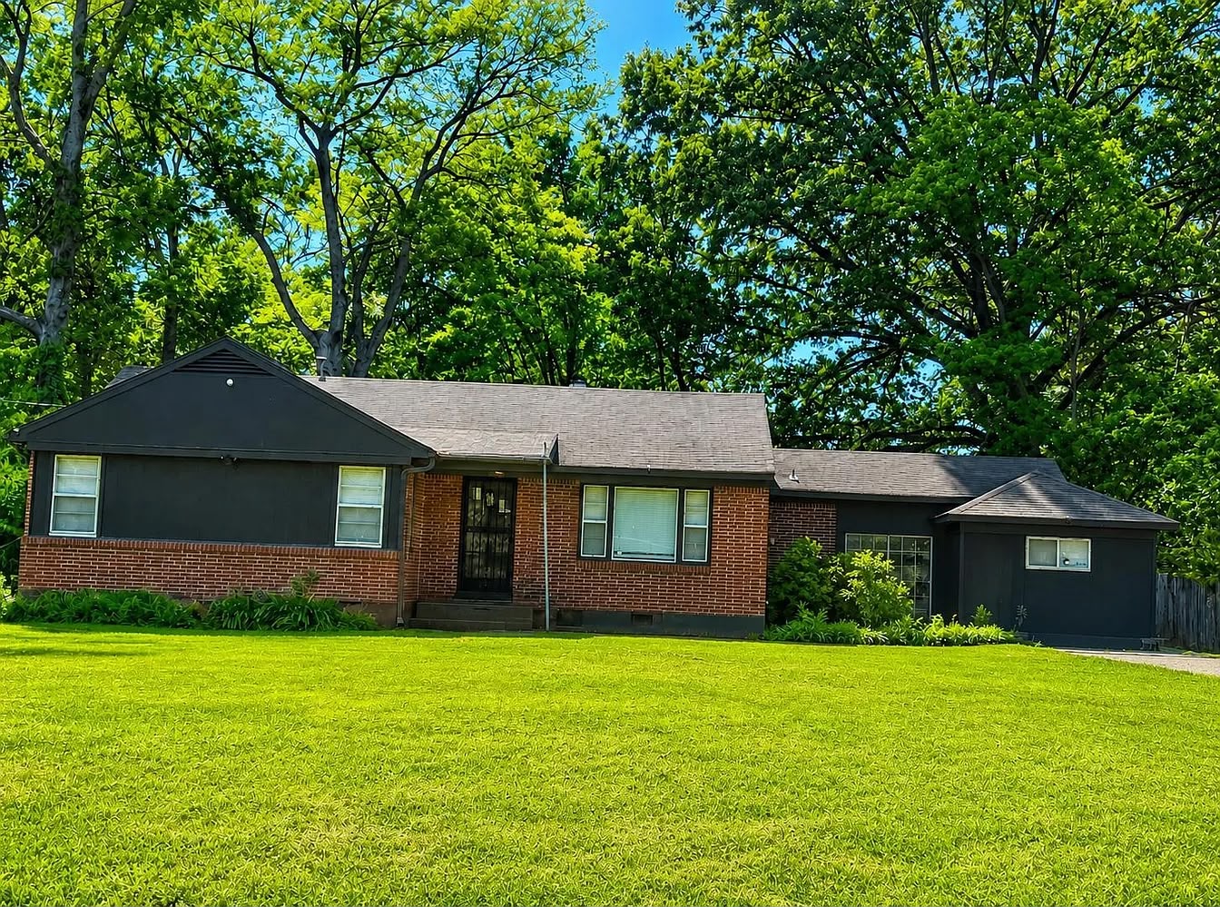 2805 W Lake Shore Dr, Memphis, TN 38127