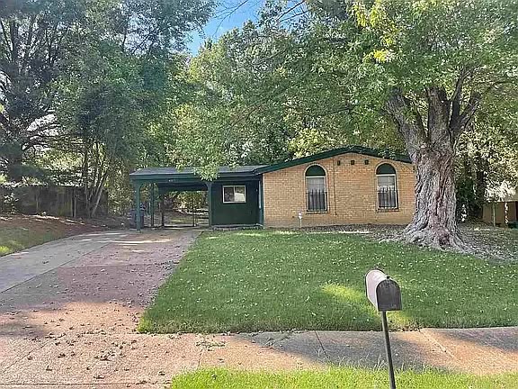 2805 W Lake Shore Dr, Memphis, TN 38127